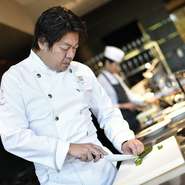 サービス精神旺盛な山下シェフは、日本料理の魅力を「海外にも広めたい」とあらゆる調理技法を駆使する「新和食」の旗手。カウンター席からはオープンキッチンで腕を揮うシェフの一挙手一投足も望むことができます。