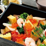 三重県伊勢湾から直送したお魚を
和歌山のお醤油で軽く漬けにしたちらし寿司
HALならではの海外仕込みの特選すし酢
旨味だし巻きと酢蓮根と共に