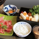 HAL YAMASHITA名物のすき焼きを
昼食御膳にてご用意いたしました
厳選されたA5の黒毛和牛がお楽しみいただけます