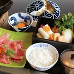 昼食御膳にてご用意いたしました
HAL YAMASHITA名物のすき焼きで
厳選されたA5の黒毛和牛と松茸がお楽しみいただけます