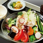 新鮮有機野菜がたくさんの野菜サラダと
炭水化物の斬新な組合せで
野菜不足を感じる方へリセットランチ