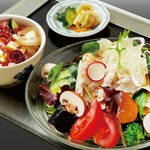 新鮮有機野菜がたくさんで人気のある
野菜サラダと小さなちらし寿司の組合せ
少し贅沢をしたい方へおすすめです