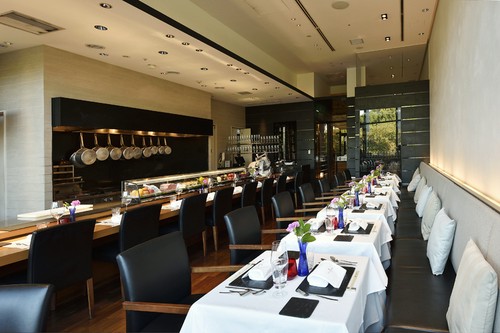 次々に美味が生まれ、臨場感が高まるオープンキッチン