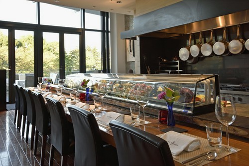 吟味を重ねた食材を間近で見られるカウンターは予約必須の人気席