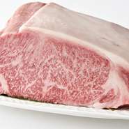 私が扱うのは神戸牛のみ。そのほかの食材も、例えば、塚原農場の梅山豚、播州赤鶏など、こだわって仕入れています。今日の雲丹は北海道・厚岸産。野菜も、ほとんどが契約する生産者の方々につくって頂いたものです。