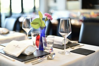 自由に楽しんで頂きたいから、ナイフやフォークも用意しています