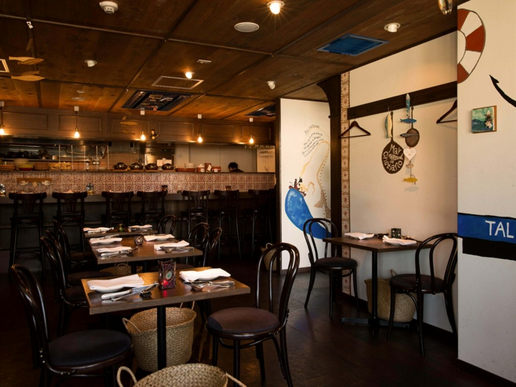 インテリアと夜景が彩るロマンチック空間はデートにも最適