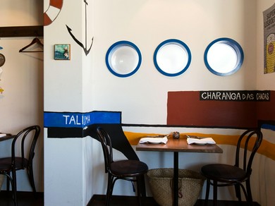 アーティストの手による壁画が、開放感を演出