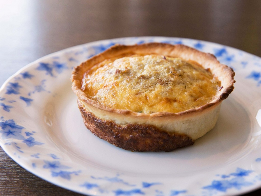 香ばしいブリゼ生地と脂が乗ったサバがたまらない『サバのタルト』