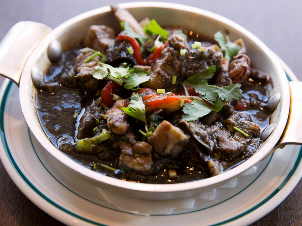 山海の幸が濃厚な旨みを醸す『イカと自家製ベーコンのいか墨煮込み』