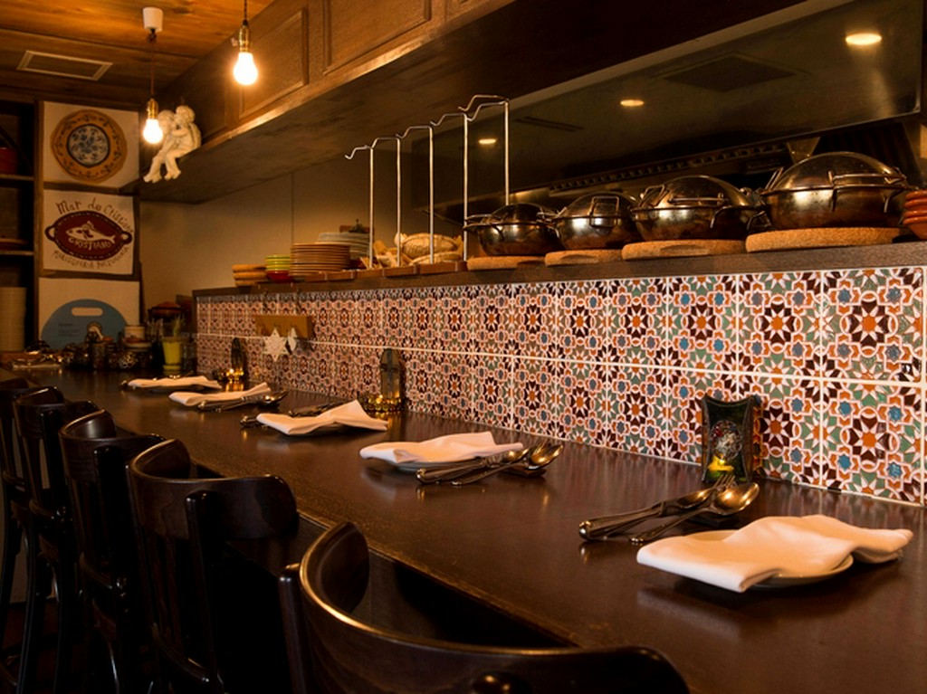 壁画やポルトガル様式のタイルが、賑やかな港町の風情を演出