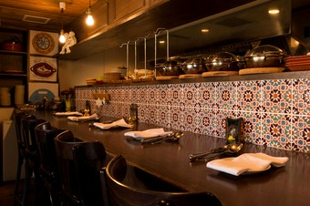 壁画やポルトガル様式のタイルが、賑やかな港町の風情を演出