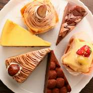 パンやデザートは全て手づくりという【Yuzu　Hana】。季節のフルーツがのったタルトなど、ケーキの種類が豊富。それぞれの素材を活かした手づくりならではの季節を感じられるデザートはどれも逸品ぞろいです。