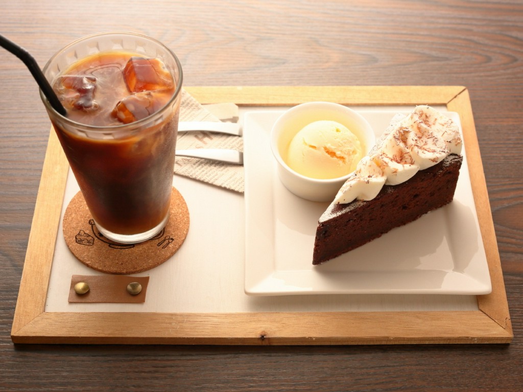 カカオの香りが豊か。口の中で濃厚な味わいが広がる『ガトーショコラのケーキセット』