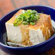 手作りの豆腐はじっくりと時間を使って大豆を煮込み、濃厚でクリーミーな仕上がり。最小限の醤油と薬味が豆腐の甘味を際立たせています。