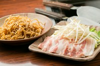 栃木県産の二度蒸麺を使用した焼きそば。味付けはあえてウスターソースを使い、麺自体の甘味を感じられる調理方法にになっています。
