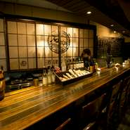 店内はカウンターメインのつくりとなっており、一人でも気軽に利用できます。カウンター席でスタッフとの会話を楽しみながら、美味しい牡蠣料理と日本酒を味わえるのは、例えようのない幸せな時間。