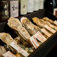 牡蠣は国産のみを使用するこだわりよう。北は北海道から、南は長崎まで、全国各地の美味しい牡蠣が揃っています。冬は真牡蠣、夏は岩牡蠣がメイン。産地によって違う味わいを食べ比べでどうぞ。