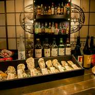 日本酒や焼酎、ウイスキー、カクテルなど豊富なお酒がジャンルを問わず揃っており、好みのお酒を愉しめるのも魅力のひとつ。牡蠣料理をより一層美味しく引き立ててくれる名酒揃いです。
