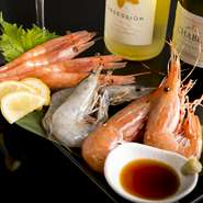 ニューカレドニア産「天使の海老」と牡丹海老、甘海老の盛り合わせ。種類によって、全く味わいが違うので食べ比べるのがおすすめですが、一種類だけの注文も可能です。生でも焼きでも美味しい逸品。