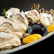 全国各地から取り寄せた生牡蠣をご用意。濃厚でクリーミーな牡蠣、塩味があってミネラル感がある牡蠣など、産地によって味わいや大きさが異なるので、2種類の牡蠣が食べられる食べ比べがおすすめです。写真は3人前。