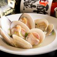 千葉県産の大きいハマグリはプリプリしていて食べ応えがあり、三重県産のハマグリはやや小ぶりで味が濃縮されているのが特徴です。残ったダシで〆の雑炊またはにゅうめんがプラス600円で楽しめるのも魅力。