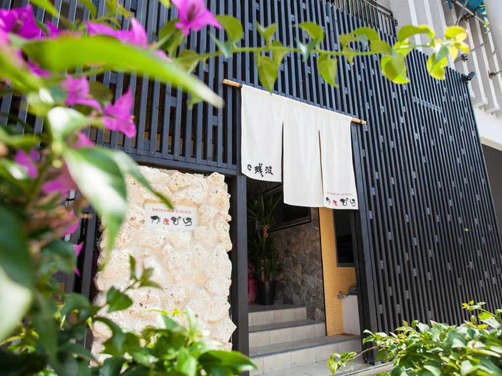 黒い木を用いた和のテイスト漂うシックな外観