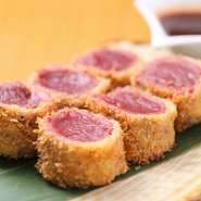 【にく久】の看板メニューといえるのが、熊本県産馬肉。熊本の数ある馬肉業者の中でも創業200年余り、日本一の馬刺を追求し続けている【千興ファーム】から仕入れています。その味をぜひ試してみたいもの。