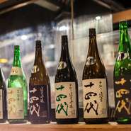 特に日本酒の品揃えに力を注ぎ、日本全国の銘酒が揃っています。入手困難とされるプレミアム日本酒もずらり！