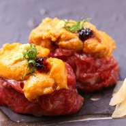 「馬肉と雲丹なんて！」と思われる方も多いかもしれませんが、この組み合わせが絶妙なんです。臭みのない霜降り馬肉だからこその自慢の一品です。