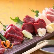 【にく久】で扱う馬肉は、馬肉で有名な熊本県の中でも厳選した業者から仕入れた馬肉を使用しています。ここの馬肉は鮮度が違います。馬刺を味わってみれば、臭みのなさなど違いをより感じていただけると思います。