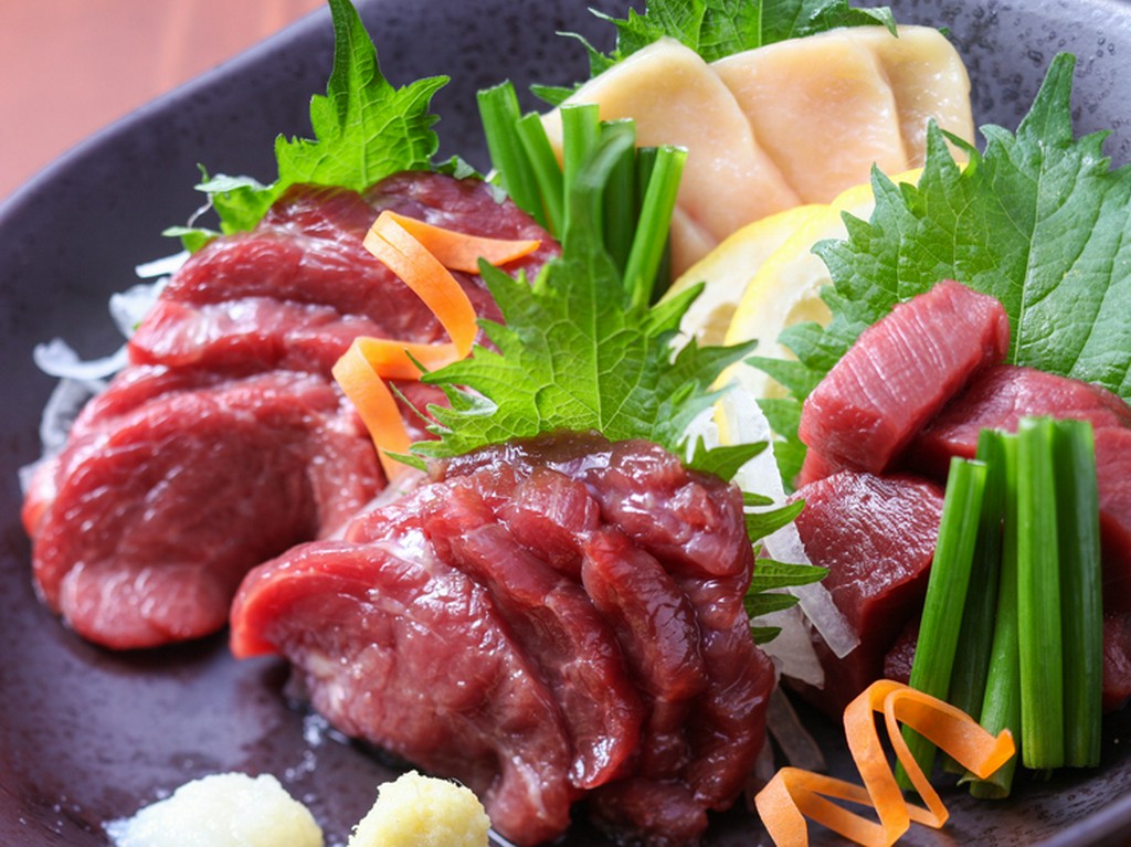 馬刺しや馬肉のステーキなど、珍しいメニューも