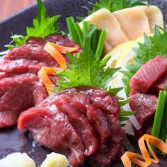 馬刺しや馬肉のステーキなど、珍しいメニューも
