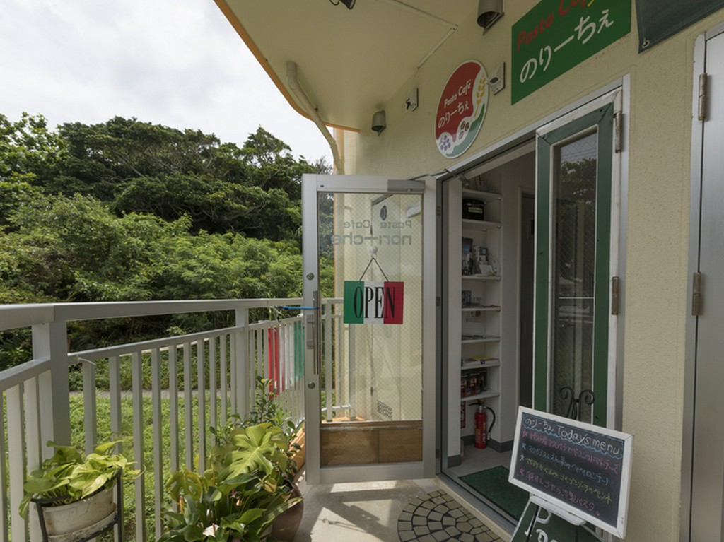 はるかに東シナ海を眺めることができるテラス席で、絶景も堪能