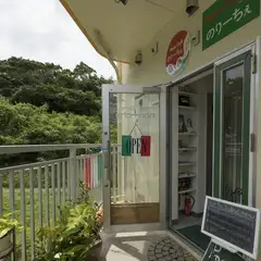はるかに東シナ海を眺めることができるテラス席で、絶景も堪能