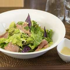 沖縄県産の食材に、生ハムの塩気がアクセント『生ハムサラダ』