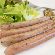 沖縄のブランド豚「紅豚」を使用したソーセージは、「パリッ」とした食感、あふれる肉汁と濃厚な旨みが絶妙。ワインとも相性抜群で、食べごたえがある逸品です。