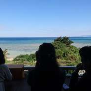 今年もクジラの季節がやって来ました‼
1月後半から3月くらいまで。のリーちぇのテラス席からザトウクジラの姿が見られます。
店内には双眼鏡も置いておりますので、ランチをしながら、クジラを探してみてくださいね～😊
クジラが見れた日には、クジラクッキープレゼント！