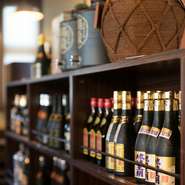 豊富なドリンクメニューも見どころ。5種類のかめ仕込み古酒や、30近くもの酒造から選び抜いた「泡盛」、『金霧島』などの希少な「幻の焼酎」も用意。お酒好きには見逃せません。