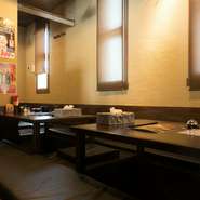 最大で20人まで座ることのできる座敷もあり。掘りごたつ式のため、足を伸ばしてゆったりとくつろぎながら食事ができます。小さい子供や年配客にも嬉しい快適な設計となっているのでファミリー客にもオススメです。