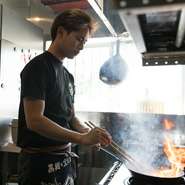 スタッフ一同“笑顔”をキーワードに、明るくアットホームな雰囲気づくりを徹底し、ゲストに常に“幸せ”をご提供できるお店であることを心がけております。