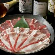 アグーとの相性を重視し、ワイン専門店のソムリエがチョイスした、コストパフォーマンス抜群のワインが厳選されています。泡盛やサワー、宮古島産ハイビスカスエキスを使用したカクテルなど、その他のお酒も豊富。