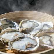 広島産の上質な牡蠣が、養殖場より直接取り寄せられているので、まさに新鮮そのもの。セイロで程よく蒸した牡蠣は、プリプリの食感と海の香りが楽しめる絶品です。