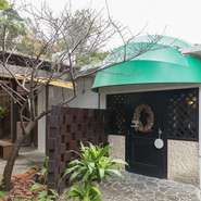 閑静な住宅街の高台にひっそり佇む【隠れ家レスラン　プティエトワール】。外国人住宅を改装したゆとりの空間で本格フレンチのコースがいただけます。都会の喧騒を忘れ、癒しの時間を過ごしたい方におすすめです。