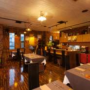 落ち着いた大人な空間を、そんなシェフのイメージから創られたお店の中は気品漂う優雅な雰囲気を感じさせます。時間を忘れてゆったりとした気分で料理を味わいたいときにはぜひお勧めです。