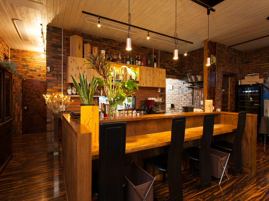 カウンター席が嬉しい！シェフお勧めのワインを絶品料理と一緒に