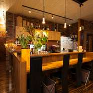 お店にはカウンター席が4席あり、一人でも気兼ねなく楽しめるのが嬉しいところ。シェフお勧めのワイン、絶品料理とともに一人だけの落ち着いた時間を満喫できます。