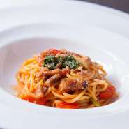 コース料理に含まれるパスタ。なんとシェフが自身で粉から打ち、麺を調製するというこだわりぶり。日によって種類が変わるので、いつ行っても新しい味が楽しめます。