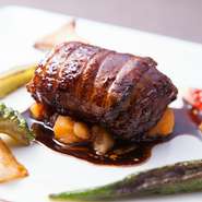 固定メニューはなく、季節の旬の食材や活きのいい魚をふんだんに用いた、日替わりのコース料理がメインです。その食材が最も美味しい時期に最高の調理法で作られる料理は絶品の一言です。