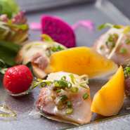 シェフが直接漁港に赴き、確かな目利きで仕入れた新鮮な魚介類を使った魚料理は、シェフイチオシのお勧め料理です。鮮魚のカルパッチョなど普段あまり食べる機会のないメニューを存分に楽しめます。	